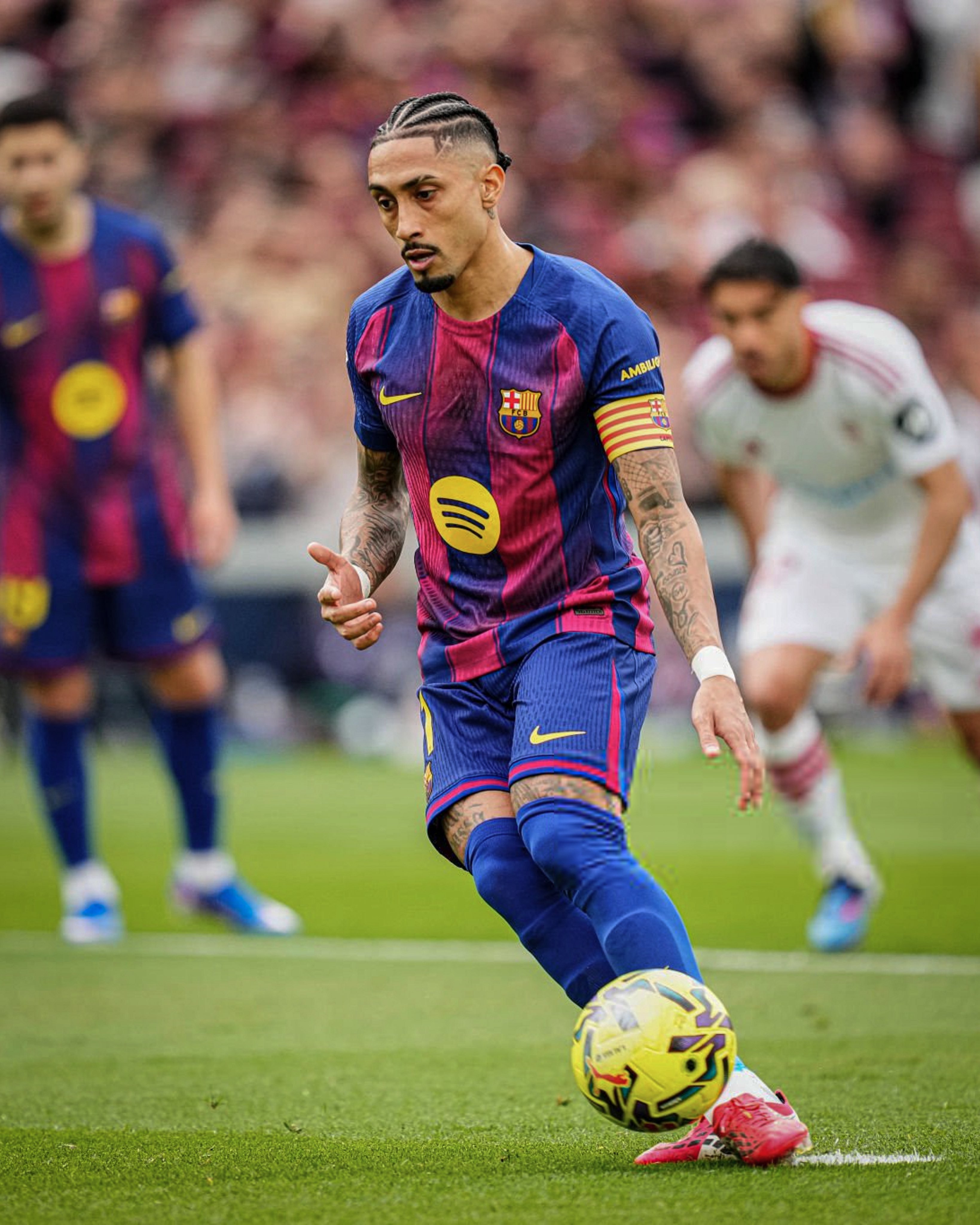 上半场比赛结束，巴萨3-1塞维利亚，坎塞洛两次造点，拉菲尼亚点球梅开二度，奥尔莫