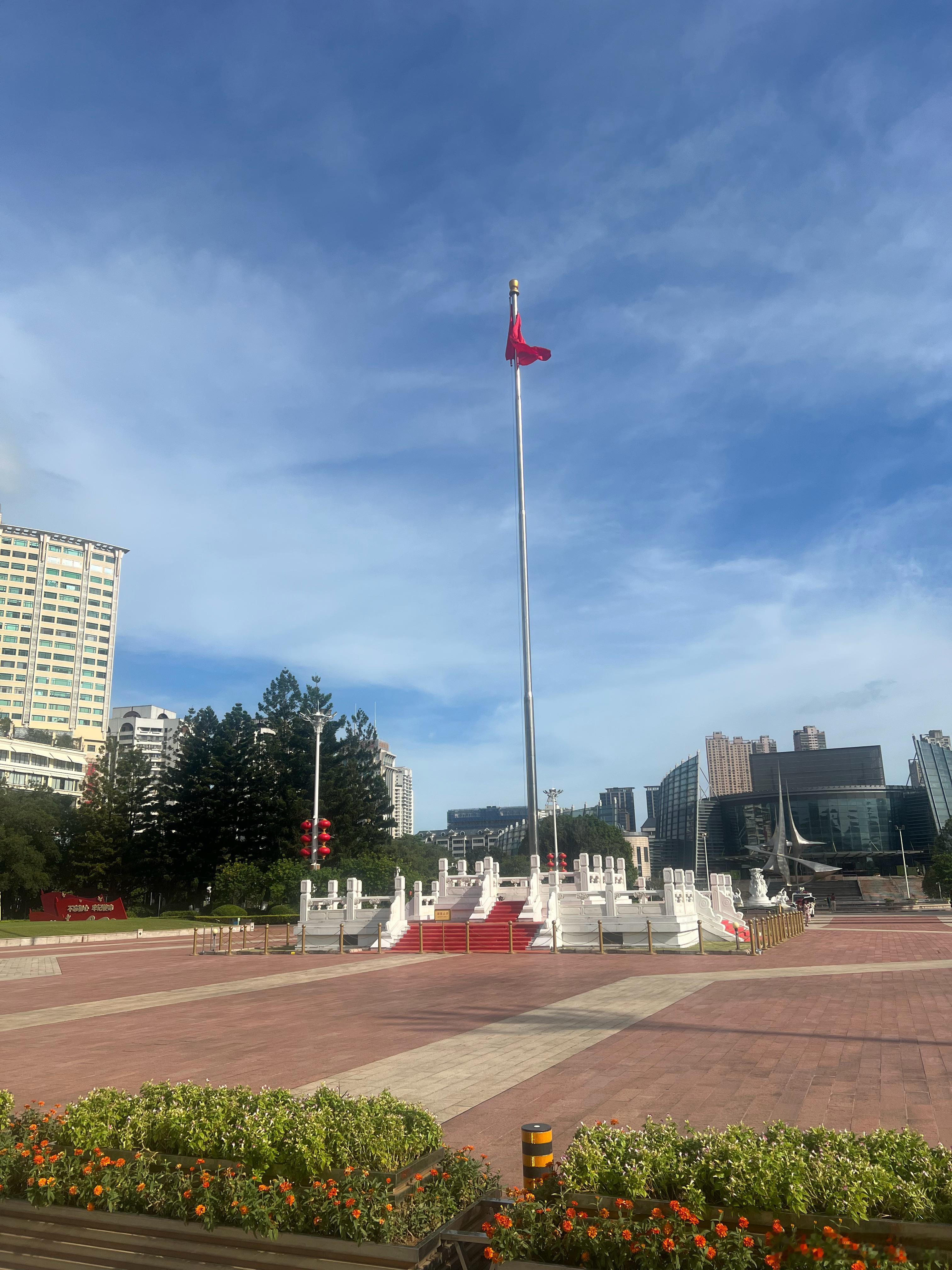 结束一日忙碌，经过五一广场，看着红旗与澄澈蓝天，内心安稳平和。日常碎碎念城市漫步