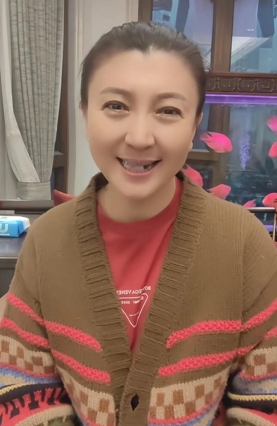 闫学晶的新年祝福，我第一眼没敢认。
镜头怼到脸上，皱纹是刀刻的。
嗓子有点哑，但