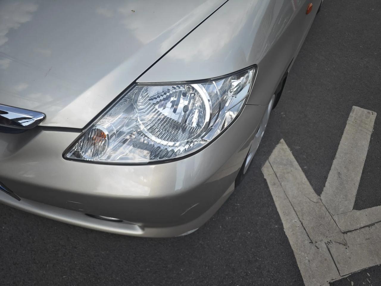 看到一个辆非常神奇的汽车，2005年的本田飞度。
神奇之处在于20年之前的车了，