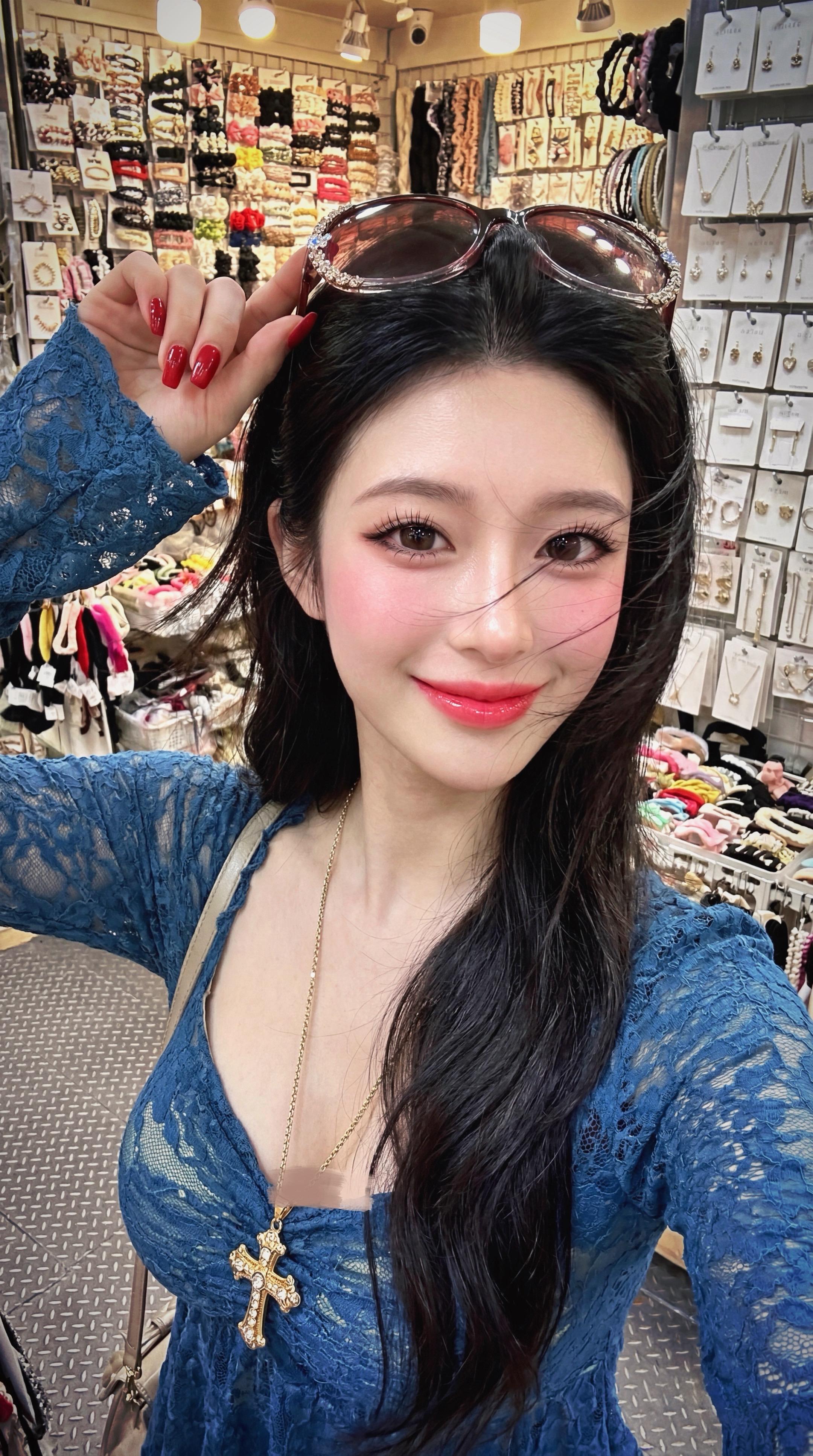 跟着小姨走吧，给你买最漂亮的水钻皇冠~