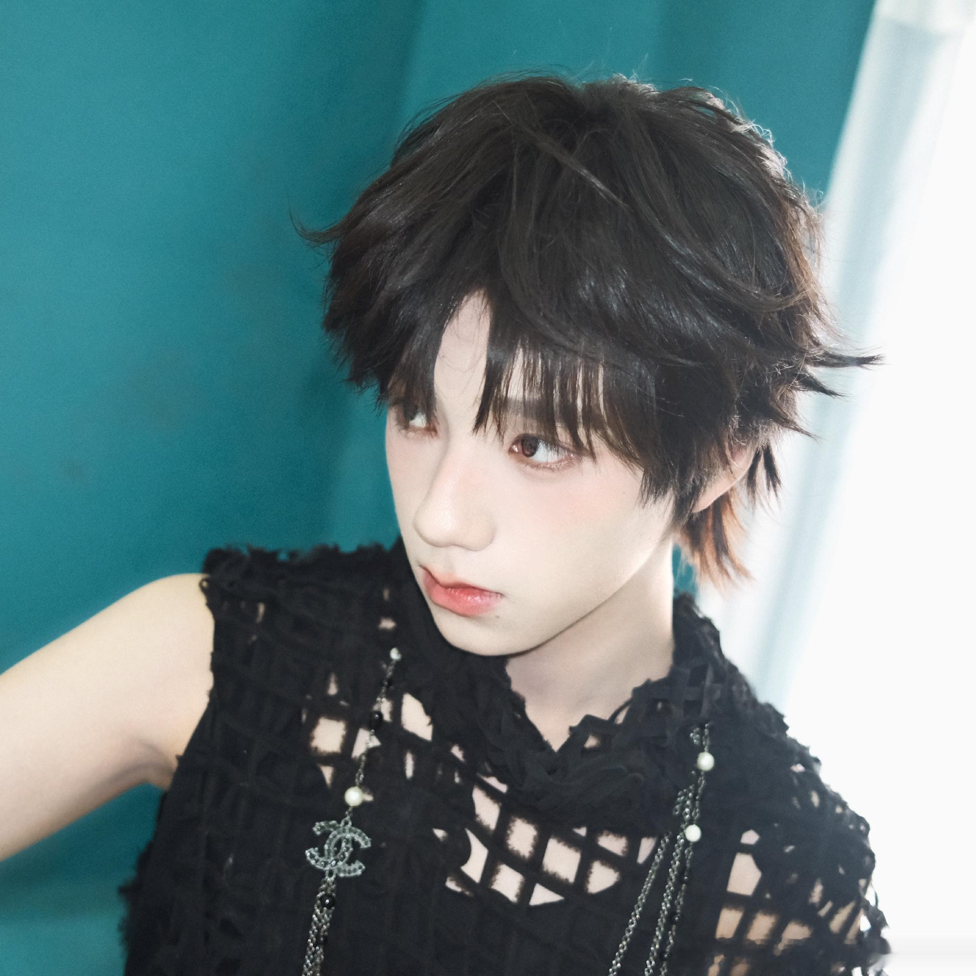 王橹杰王橹杰很帅呀情商也高我找不出他的缺点  其他人别太嫉妒呀！ 