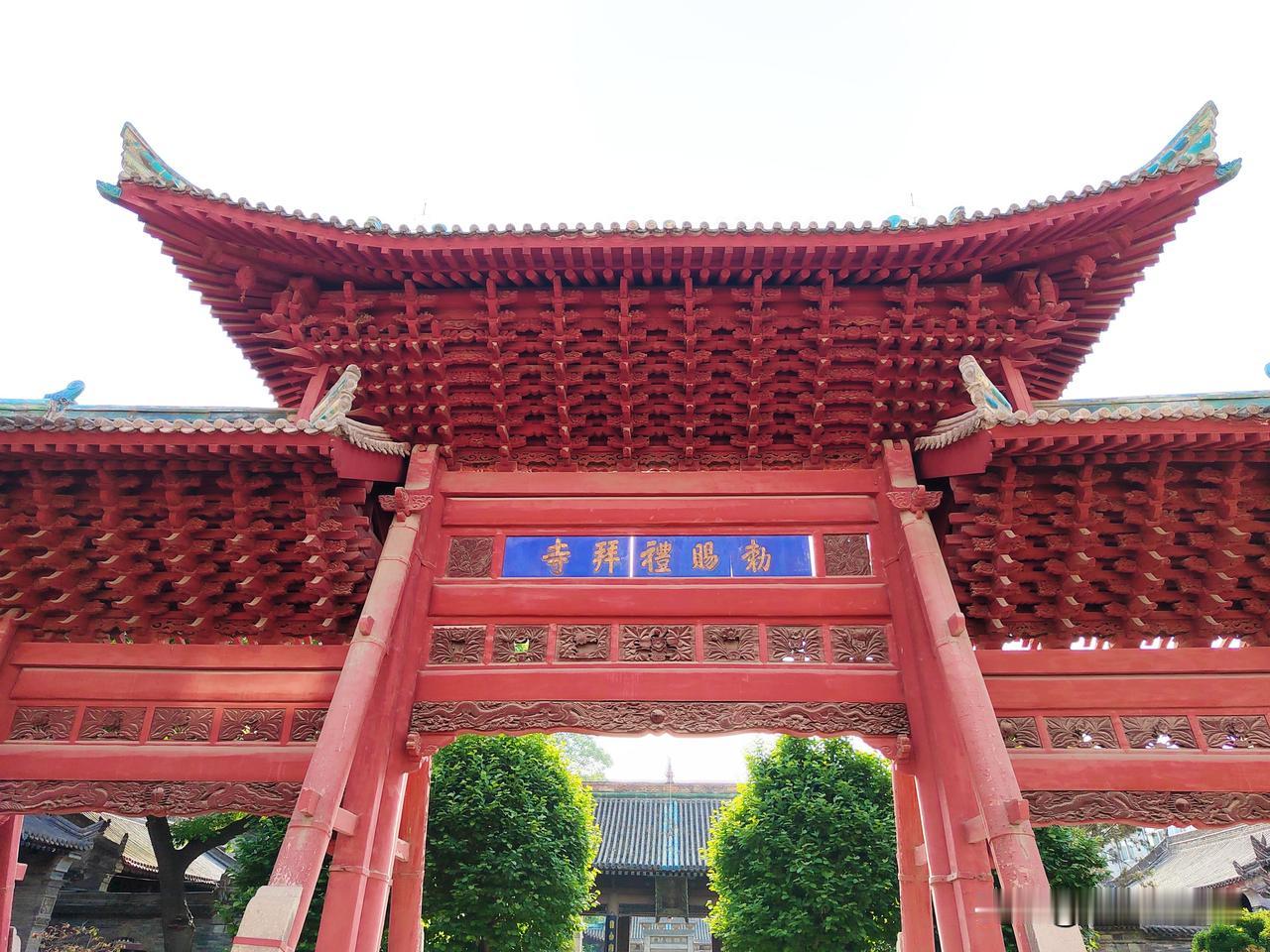 
位于西安钟楼回民街边的化觉巷，又称东大寺，是中国回族伊斯兰教建筑的典型代表。
