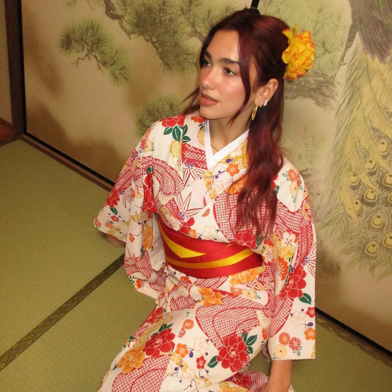Dua Lipa 去日本了，穿和服感受茶道！
Tokyo trip with t