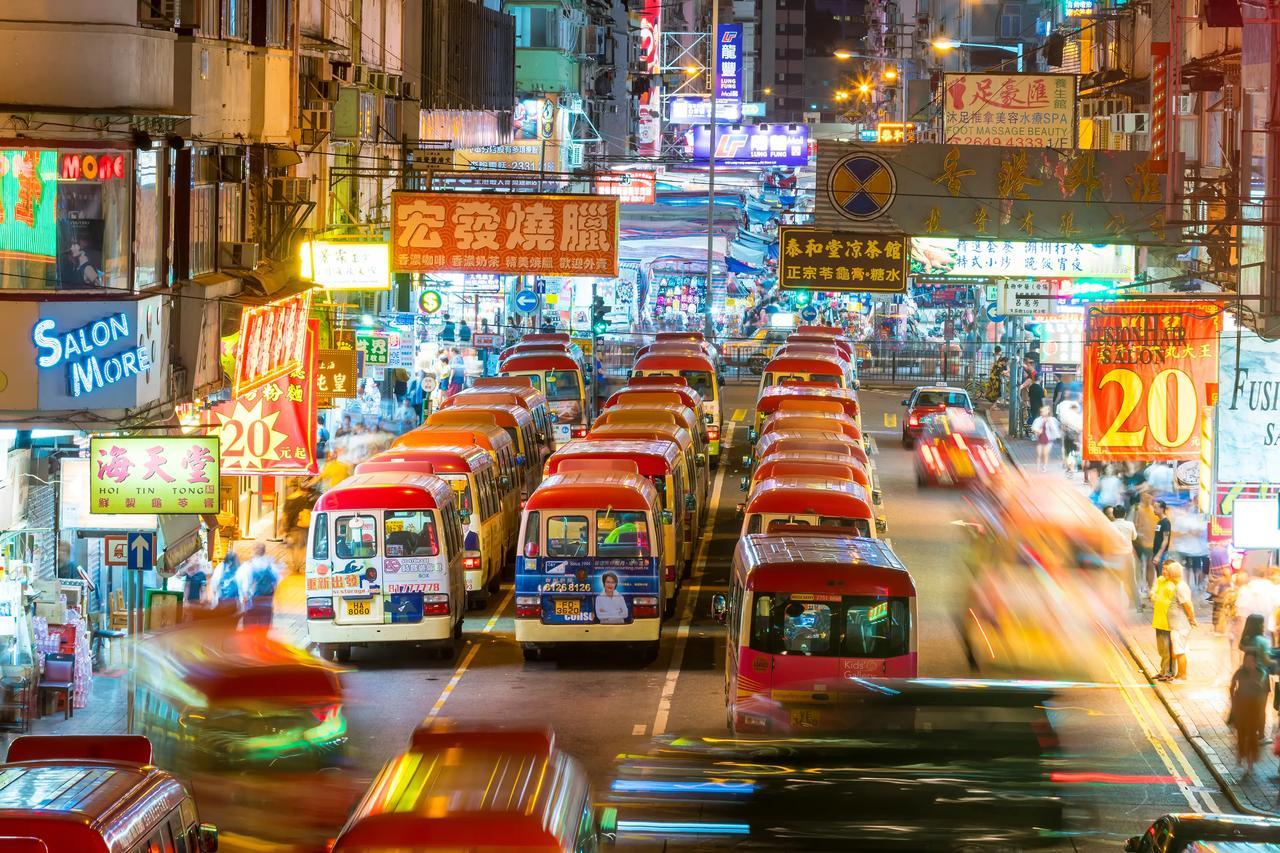 香港有个问题，在英国殖民那一百多年里，精英也好百姓也罢，基本没接受过什么真正的政