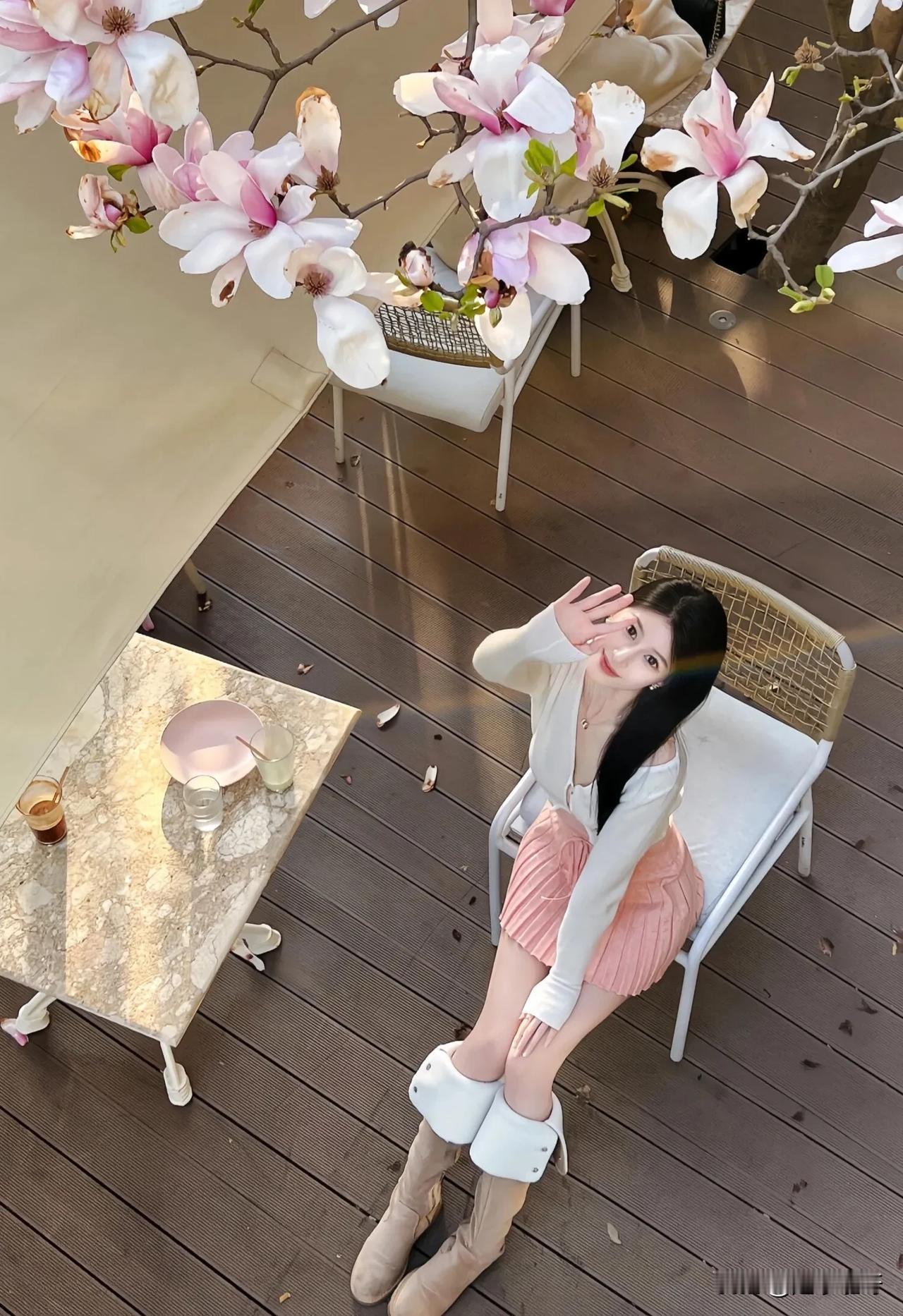 俯瞰定格的瞬间，
她像一幅被揉碎的油画，
发丝与光影缠绵，
衣角与风共舞，
每个