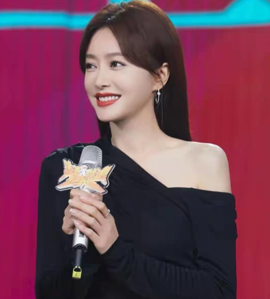 秦岚说父母都去世了，办葬礼时没有哭，她是独生女，现在成孤儿了
娱乐