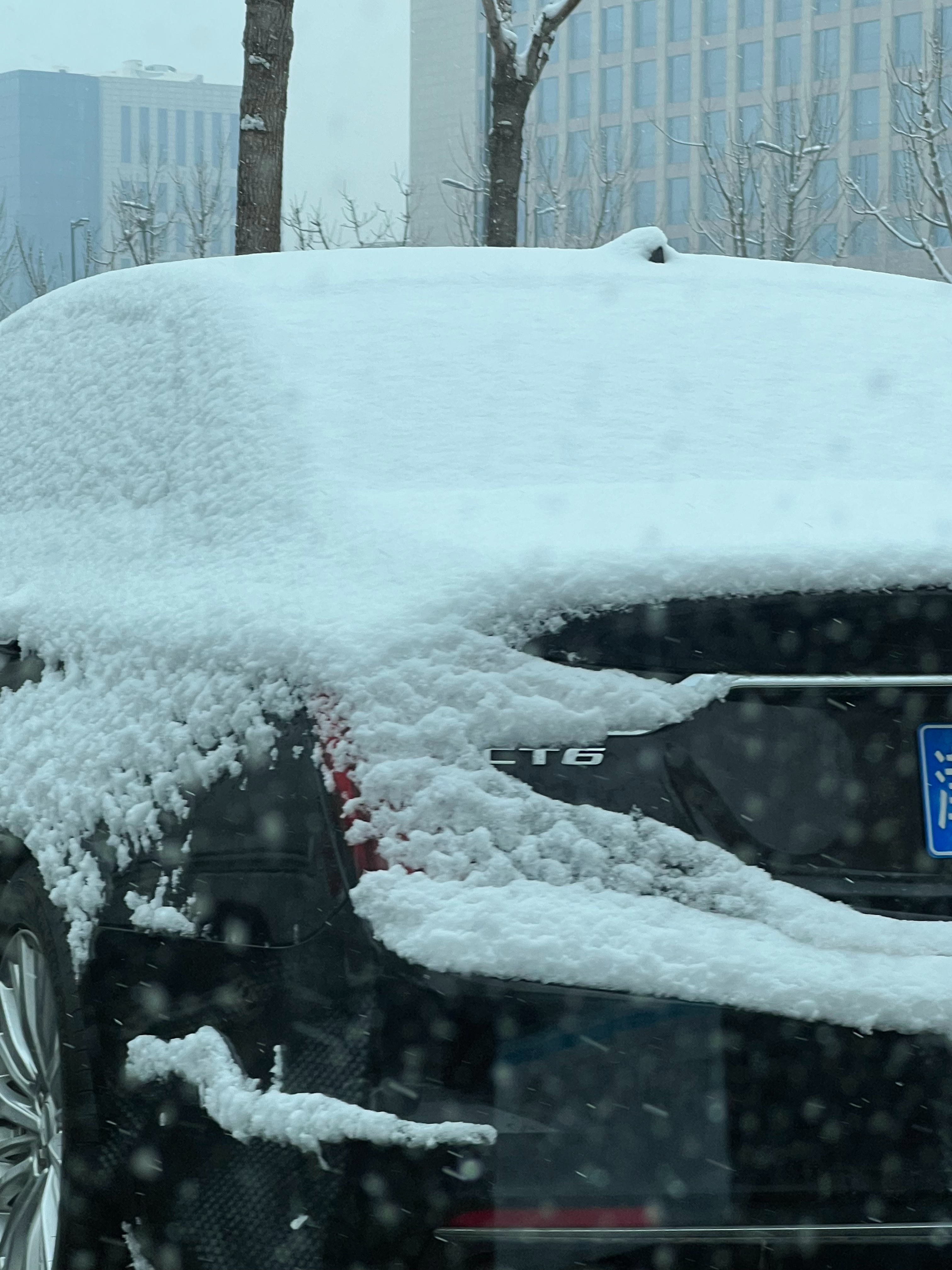 京津冀下雪车辆停室外的朋友记得给车辆除雪，特别是后尾灯的位置要不然真不知道你们在