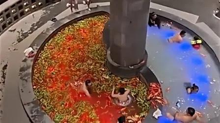 最近东北现真人版“鸳鸯锅”可太火了。外地游客林先生拍的视频里，澡堂大澡池一分为二