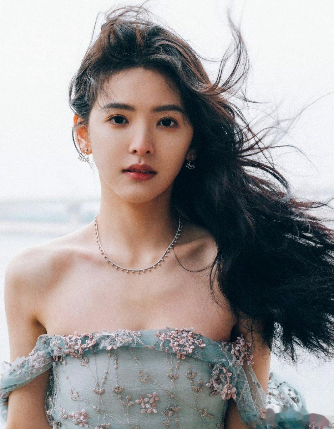 温以凡是章若楠了。[傻眼]有个靠谱瓜主发了，笑死，我昨天才说她在微博没什么粉丝，