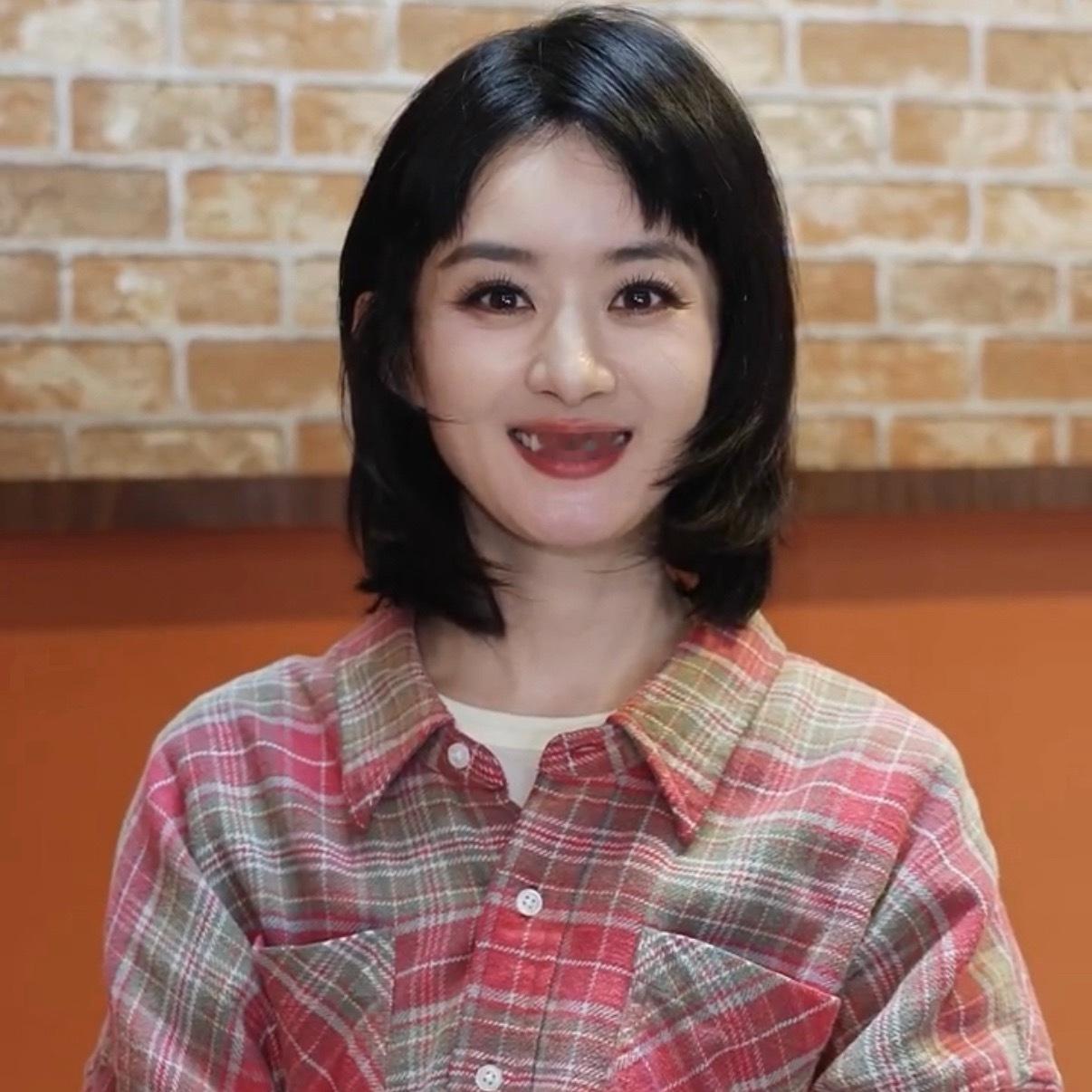 小丽这用的啥洗发水啊？听说还是馥绿德雅的代言人，这头发油的都可以炒盘土豆炖鸡了