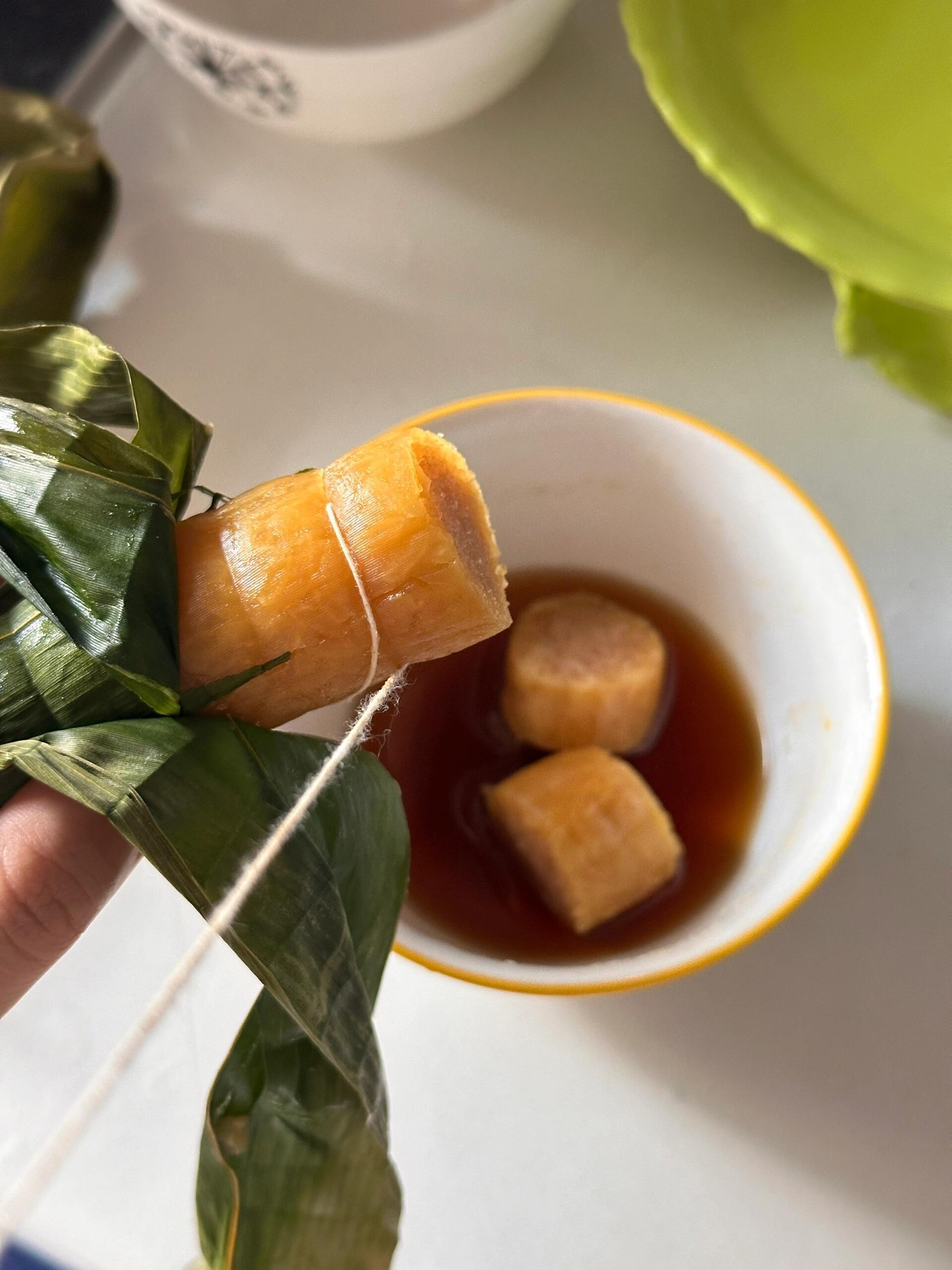 从小到大很爱吃的小甜品～我们这边叫灰水粽，没有任何馅，用红糖浆裹满超级好吃！ 