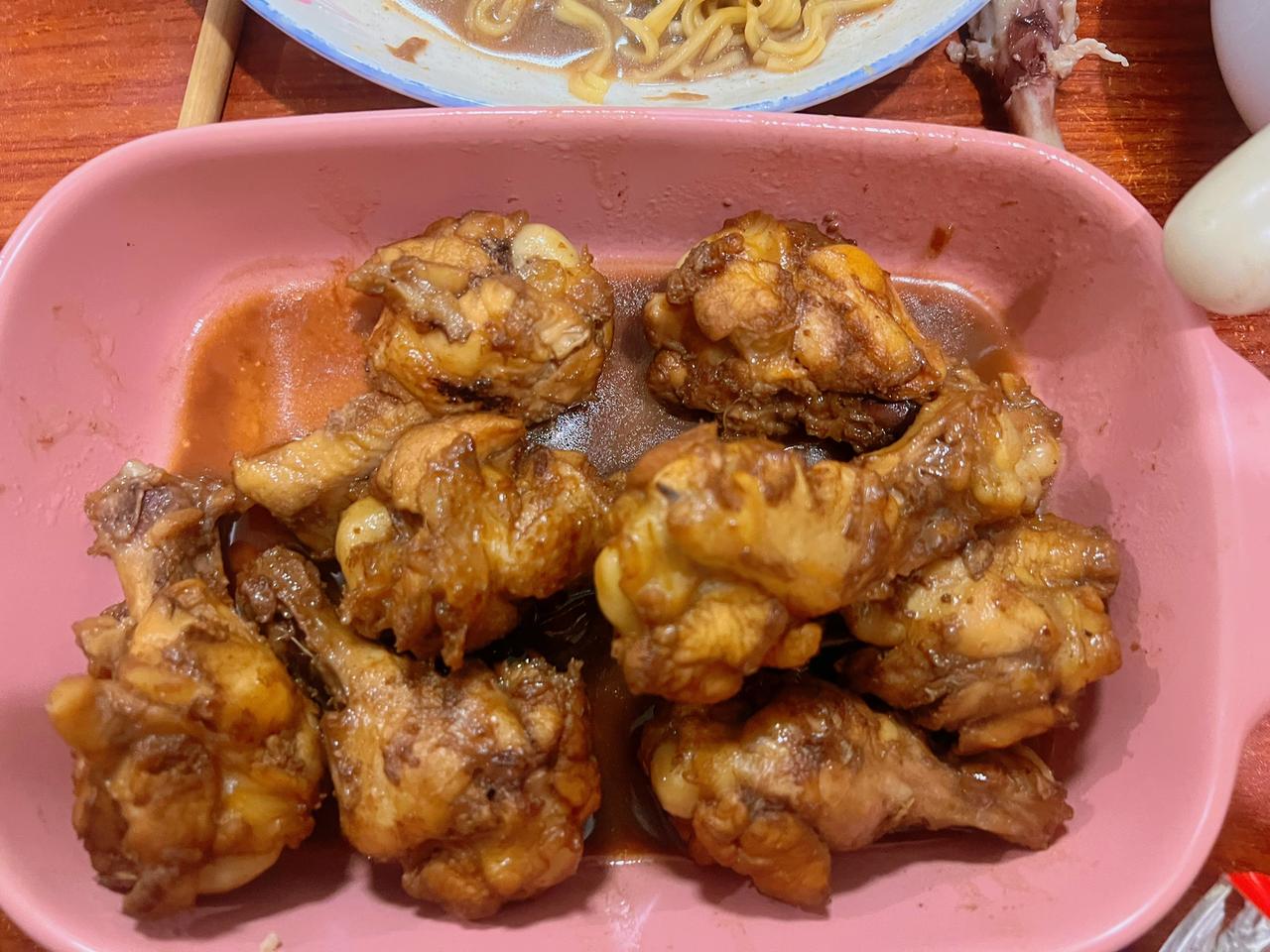 孩子想吃可乐鸡翅，去超市买鸡翅的时候，一看同样重量的翅中四十多一袋，翅根十几块一
