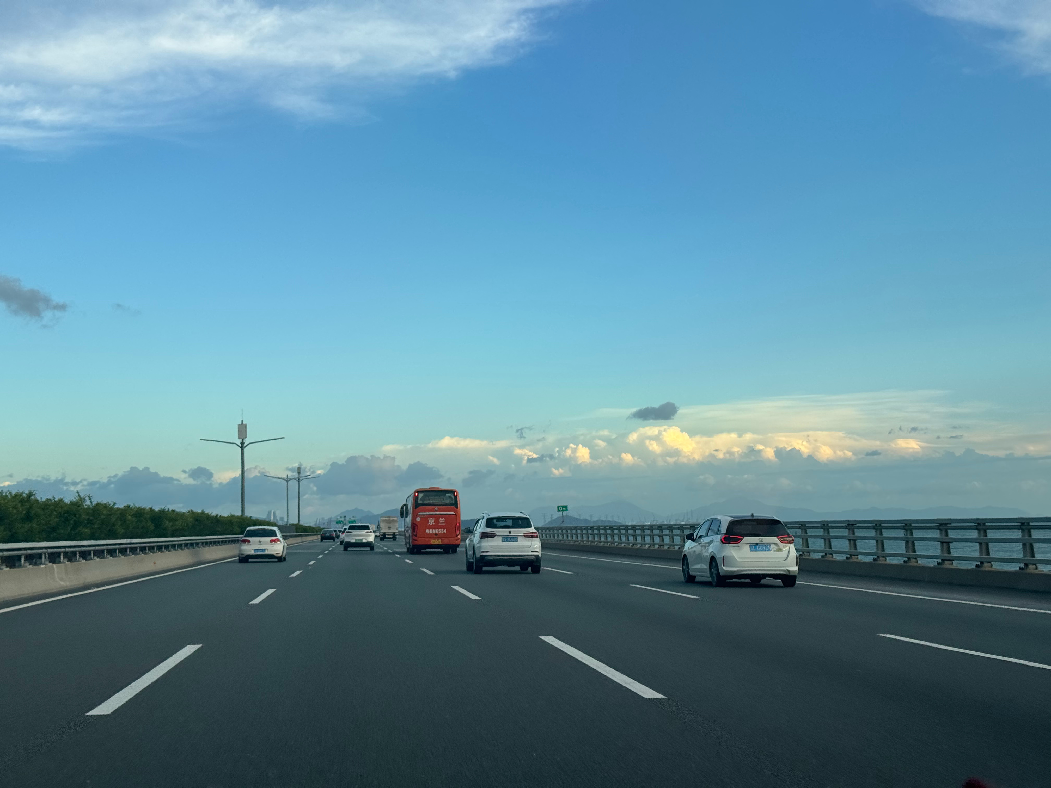 宝贝们 七夕快乐[哇]今天下班的天空 也很漂亮希望你们也快乐[抱一抱][抱一抱]