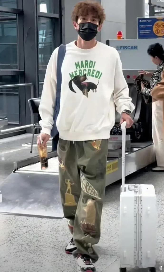 林更新上海机场出发图，一身穿搭好潮啊，粉丝和他聊天，没有变黑啊，他直接来了一句，