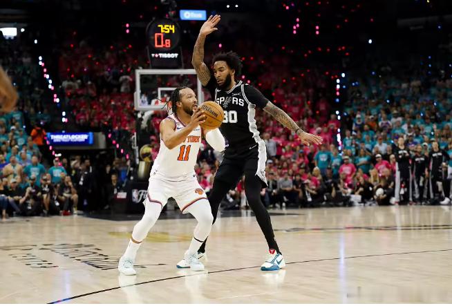布伦森总决赛前三场13助13失误，投篮命中率仅37%6月9日讯 NBA总决赛G3