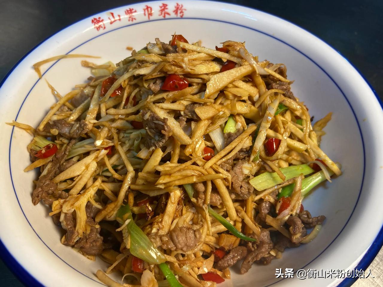 立冬过后，经过夏秋两季孕育，冬笋开始冒出嫩嫩的尖尖儿。

冬笋是竹根吸取天地之灵