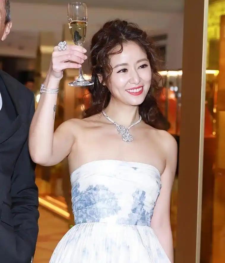 林心如的下面这一身造型，韵味也是十足的。那是身着一条抹胸式的长裙，裙子是蓝白色印