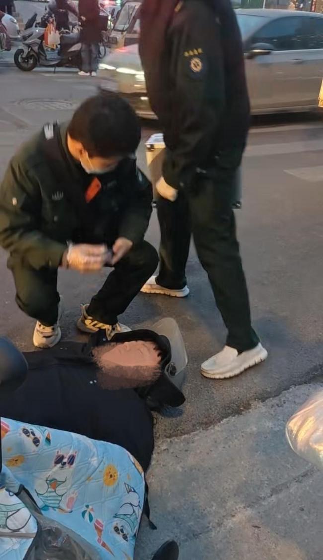 2026年1月30日傍晚，济南经一路与站前街交叉口，一名中年男子骑电动车突发昏倒