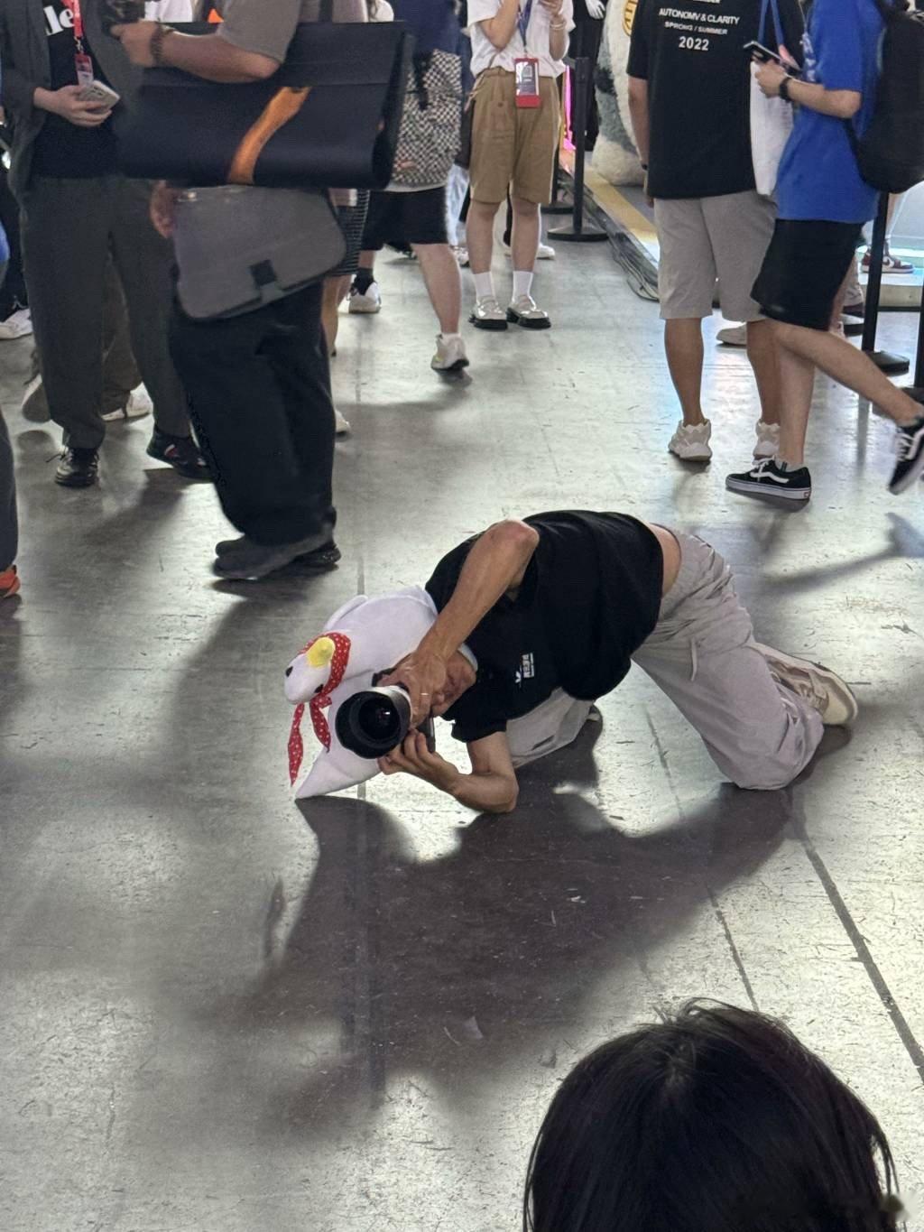 #鹅表示已老实求放过#鹅这次真是拼了，连吉利服都穿上了，就为了听咱们的意见，这诚