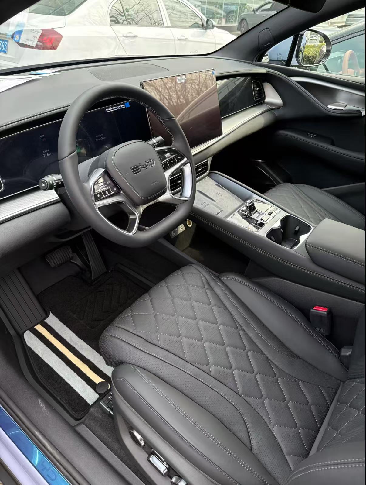 前双叉臂后五连杆的悬挂，过弯稳，操控感不错。 