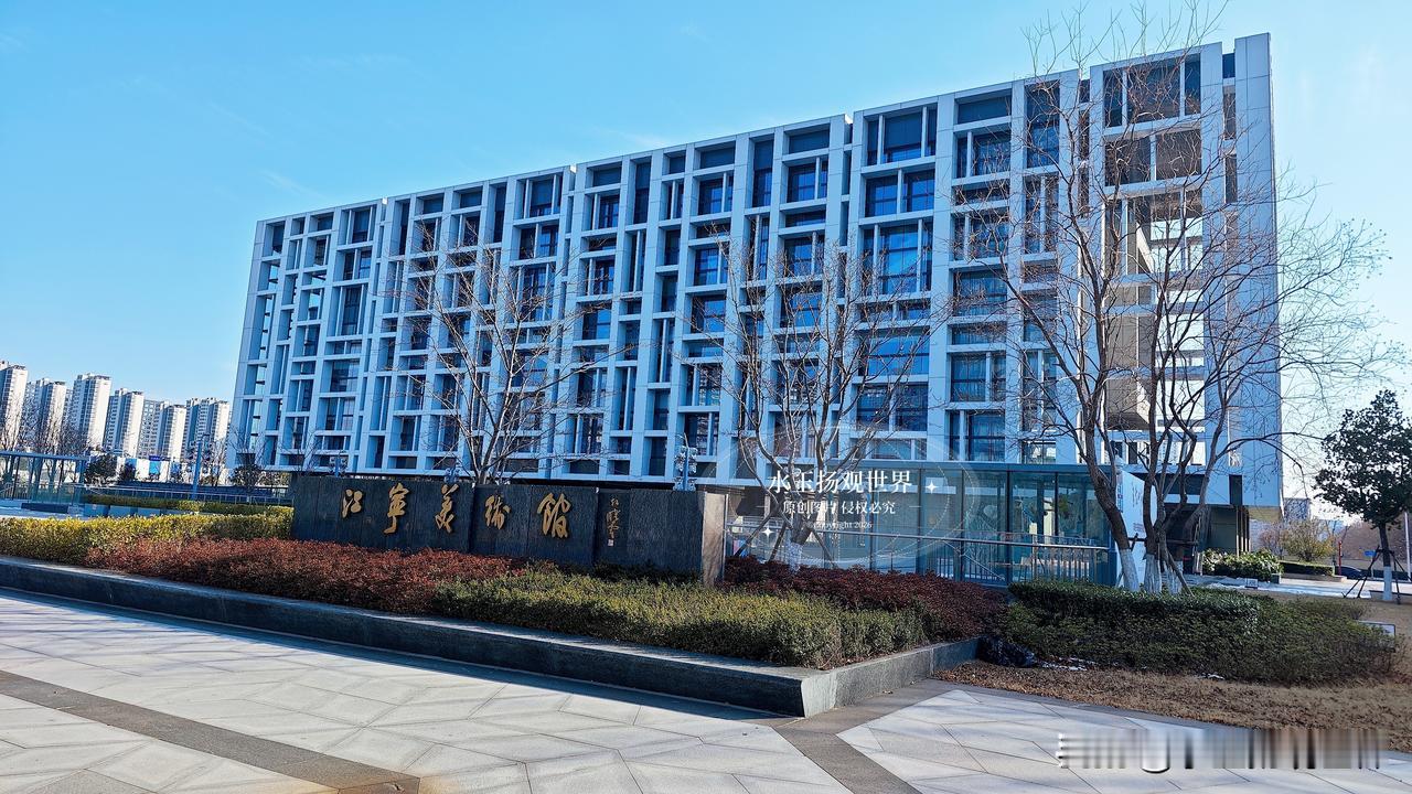 上周六逛百家湖，本来只想看看湖景拍拍照，结果被朋友拉进了这个非遗展示中心，一脚踏