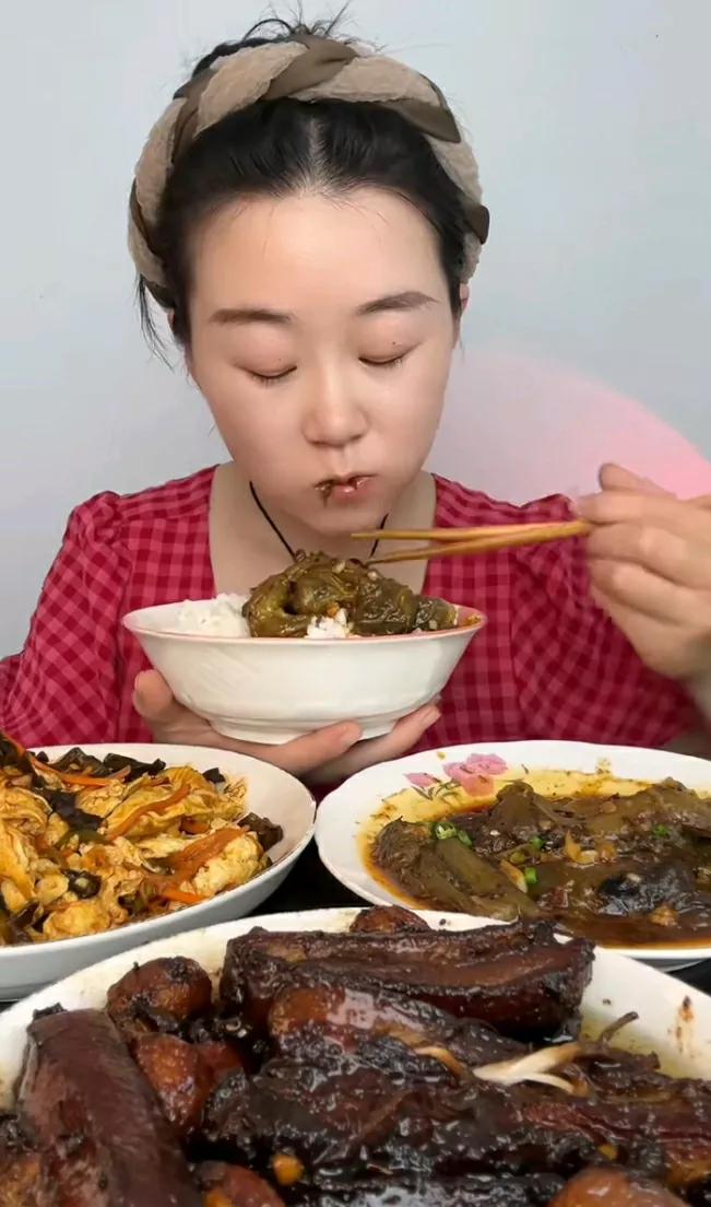 美食佳肴共品尝，美味人间乐无边。#分享美食轶事# #美食也好，# #美食好滋味?