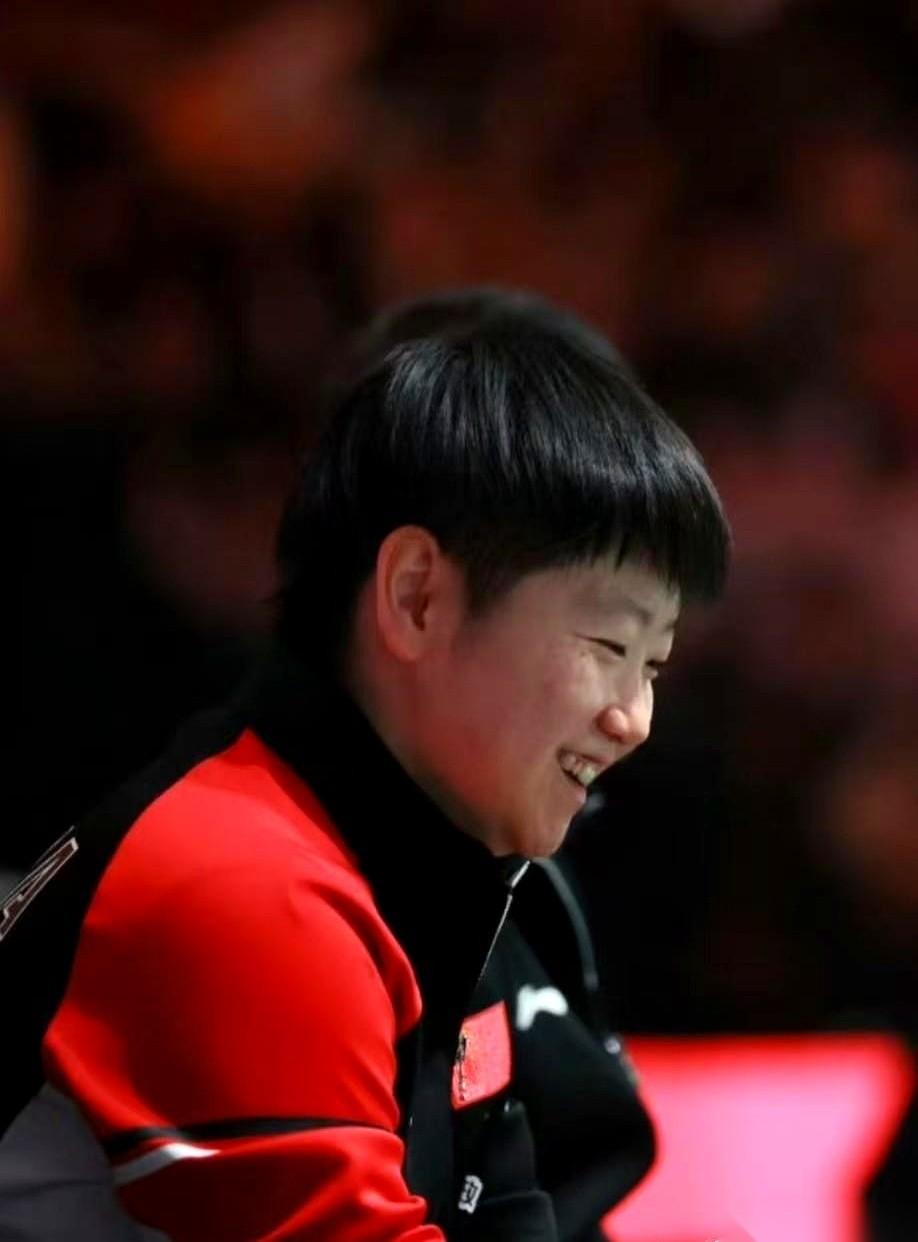 最寒心的，根本不是输球。
是眼睁睁看着队员从场上拼光最后一颗子弹下来，
回头，连