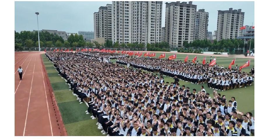 单县一中举行2026-2027学年高三开学典礼暨励志报告会

8月28日下午，单