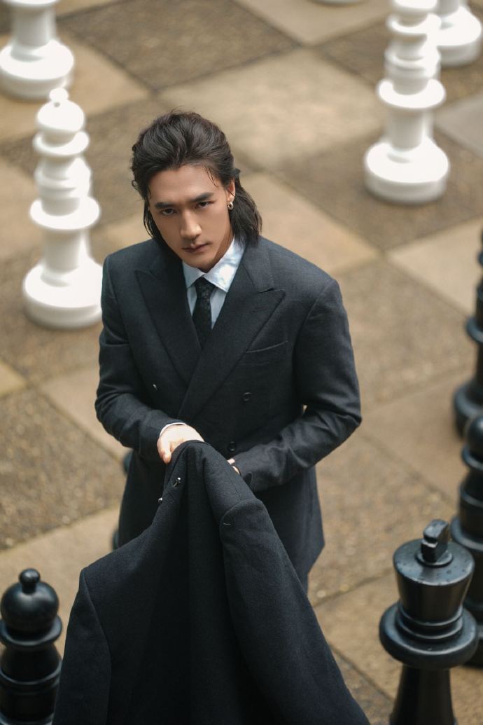 此沙穿黑风衣自带气场buff，宽肩廓形撑出范儿，正经西装领混着街头松弛感，dad