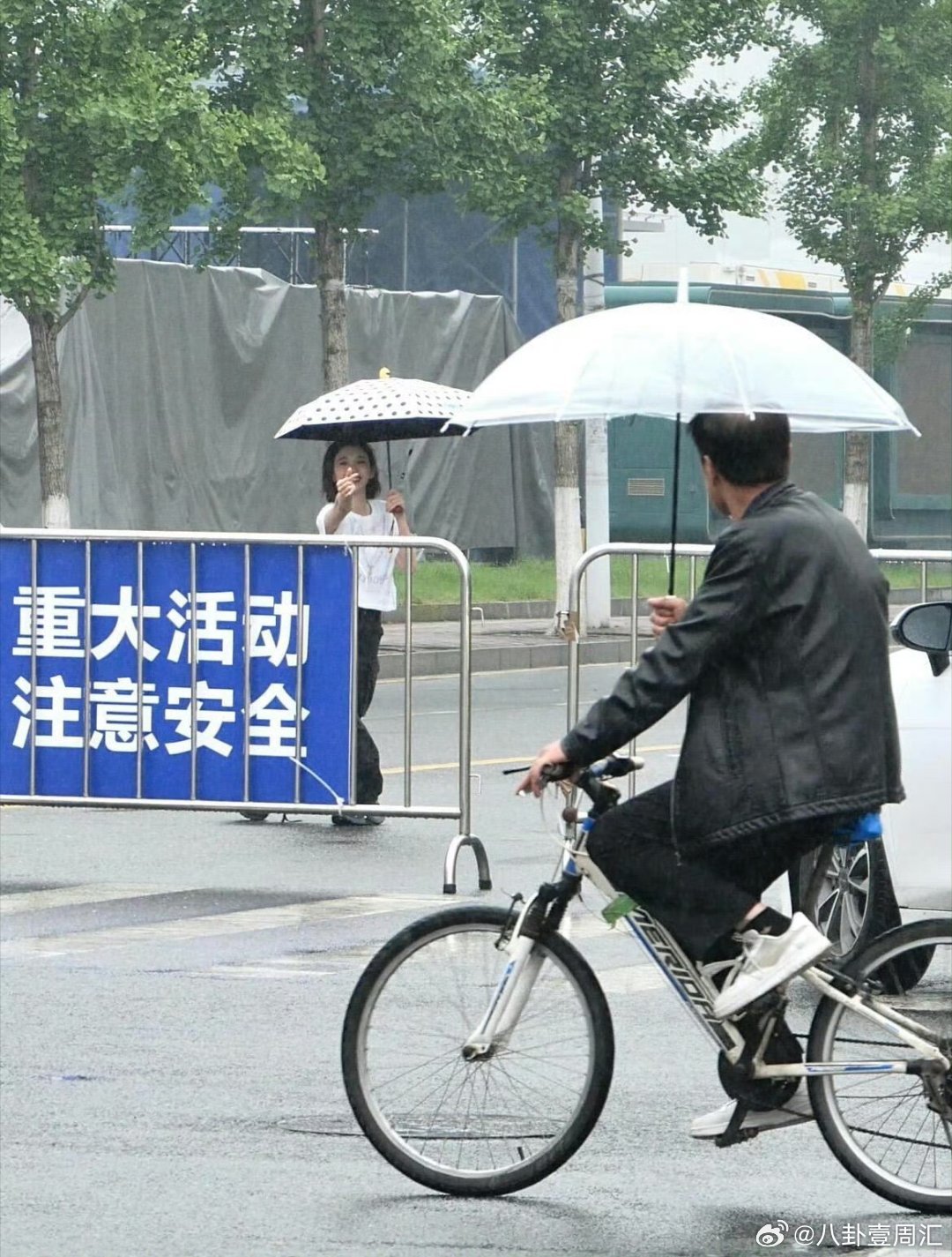 乘风最甜名场面！唐艺昕雨中饭撒，暖心又治愈唐艺昕饭撒撒到路过大爷乘风2026