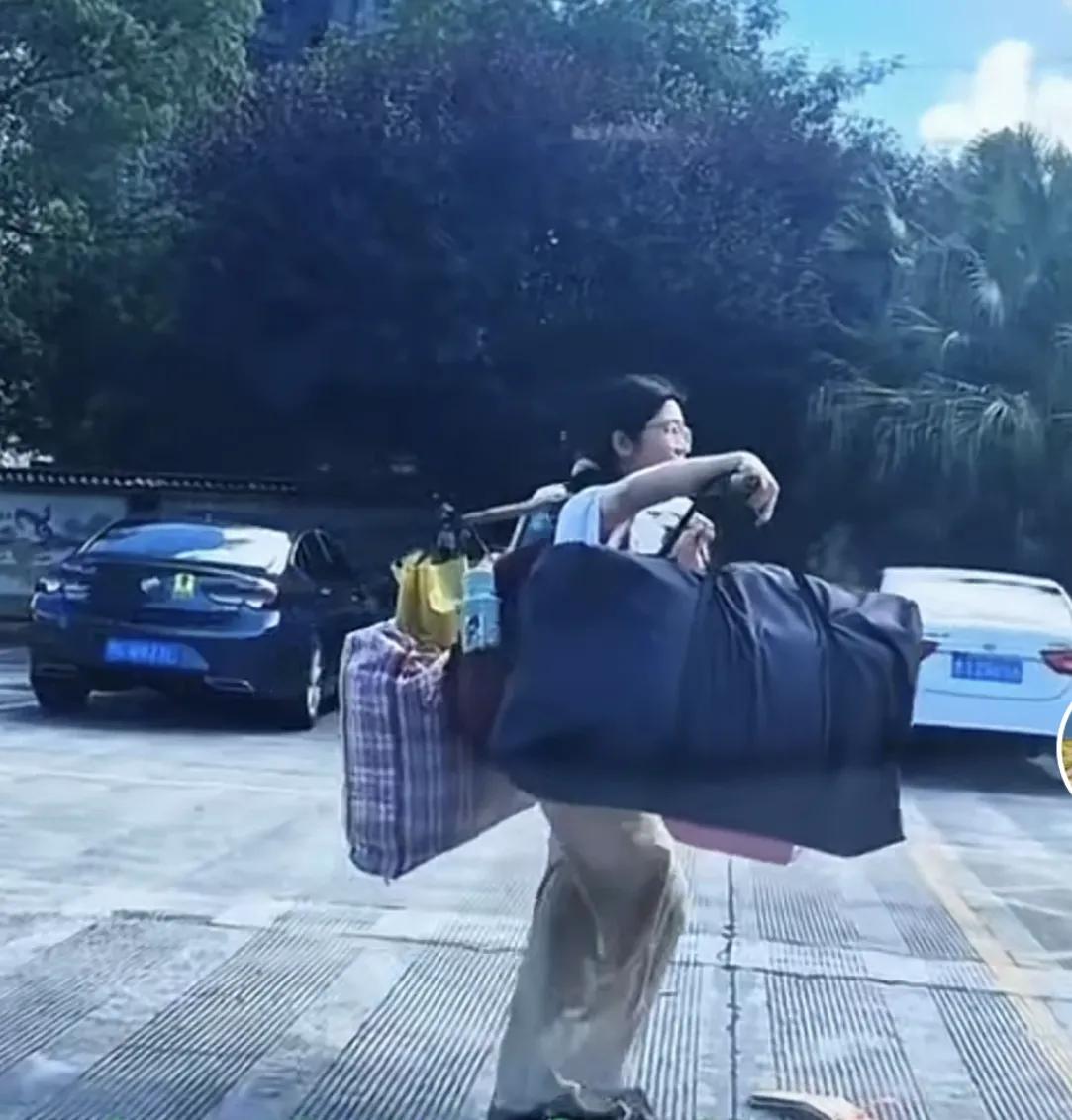 她应该是一个寒门学子，看到这一幕，我一阵心酸涌上心头，这是一个了不起的女孩，她用