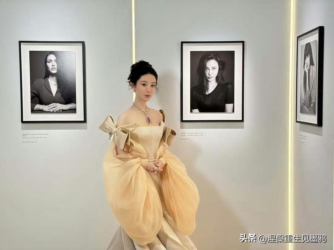 巴黎时装周最意外出圈造型！杨紫把高定礼裙穿出温柔贵气，和艺术展适配度拉满

今年