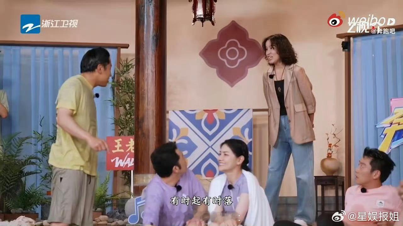 在跑男看到李昀锐冲澡了 冲澡不是重点，重点是冲完还在笑。李昀锐在跑男里完全没有偶