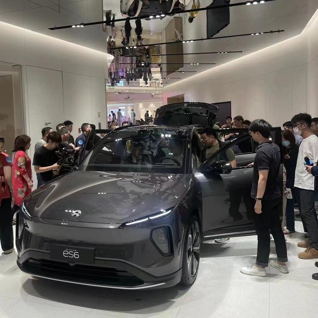 感觉过来吃个饭的人全都被新ES6吸引进去了
蔚来的人缘相当好啊，感觉过来吃个饭的