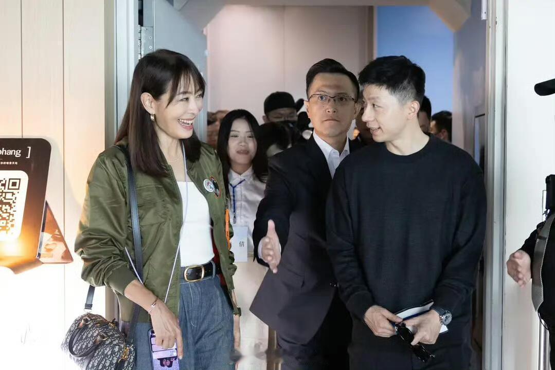 自寻亮点哈哈哈哈哈马龙。。[doge] 