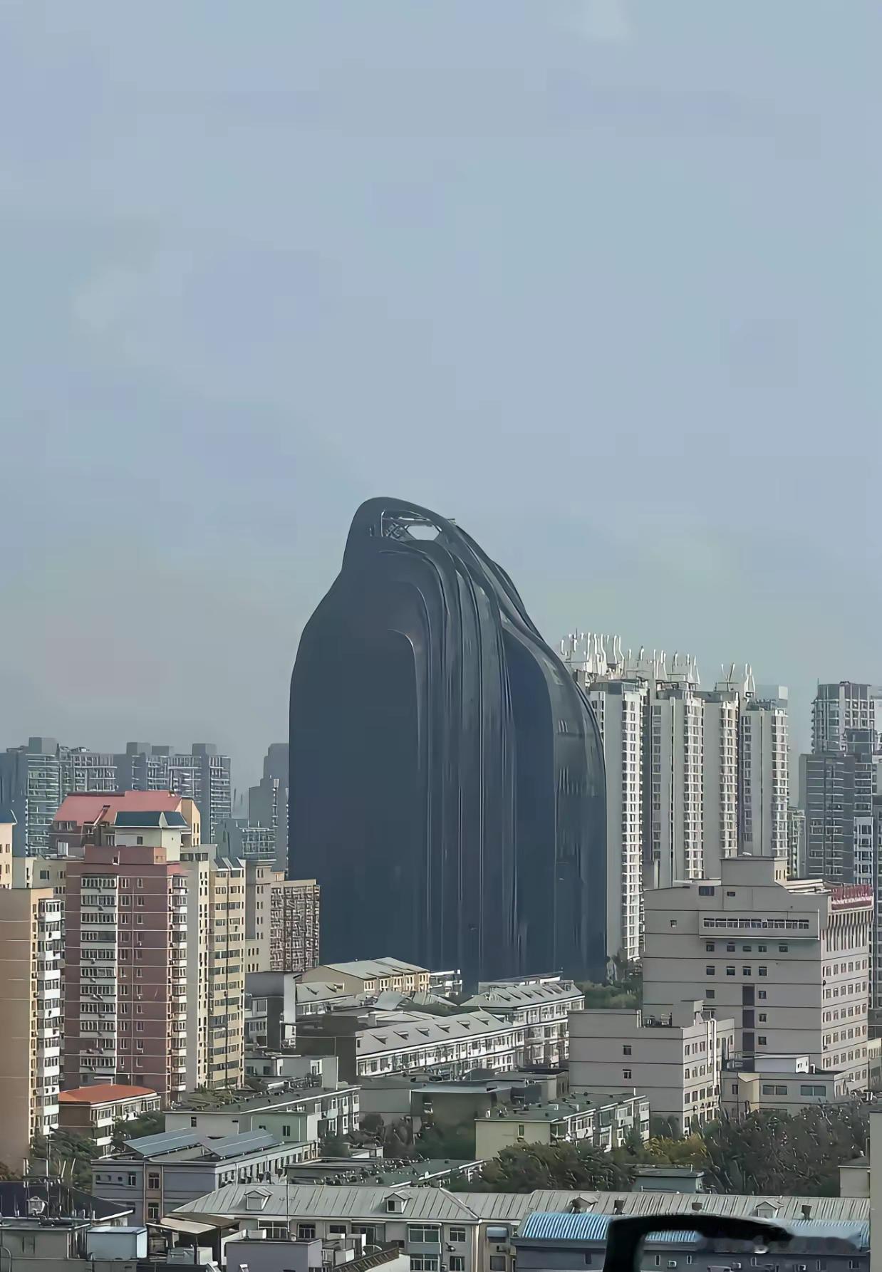 京城这座大黑楼，谁看谁说丑，丑出了天际。不能拆倒重来的话，改造改造，把它重新打扮