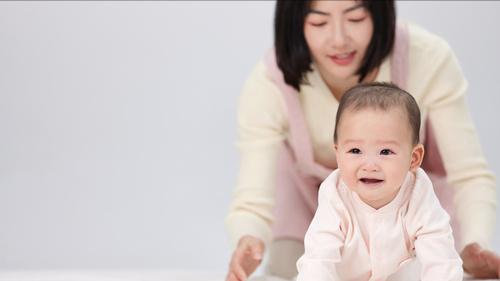 #湘潭一保姆高空抱摔婴儿 事后还想接单#听到保姆虐待婴儿的事件，我真的感到非常心