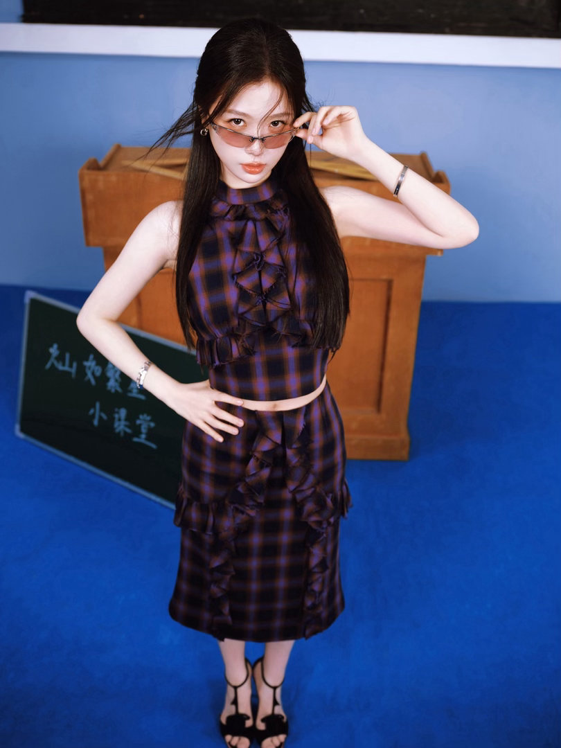 虞书欣追剧团出图虞书欣格裙 麻辣教师来啦💜 