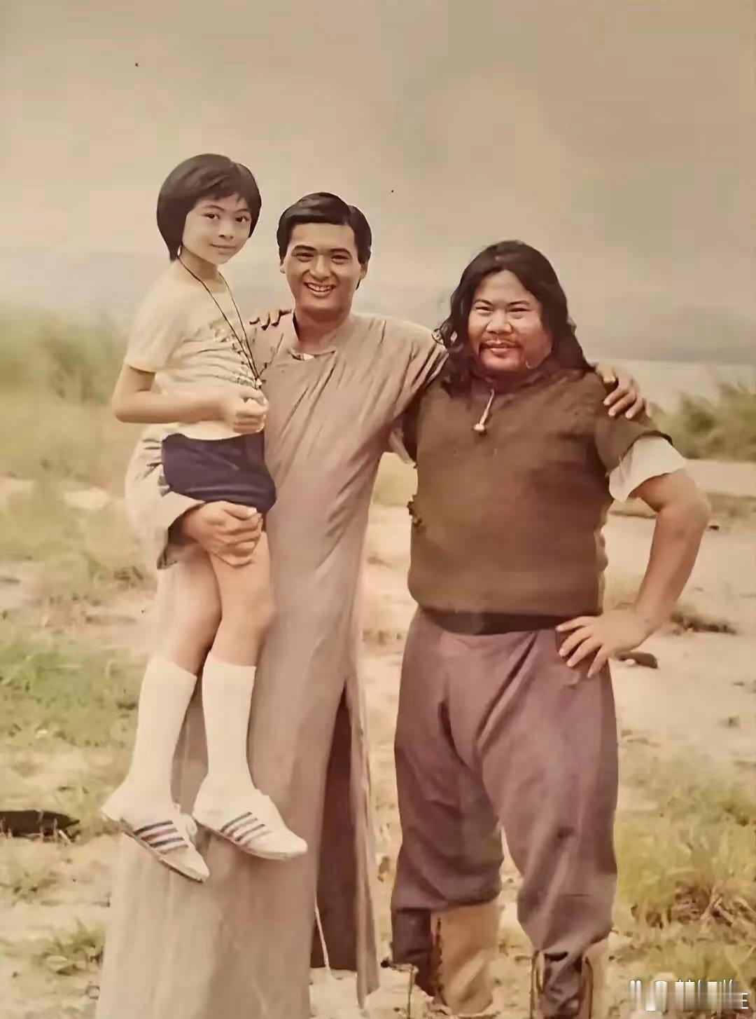 1⁠98﻿2年，周润‎发⁠‏抱着9岁⁠的⁠樊﻿﻿少﻿皇，留‏﻿下了一‏张珍贵老‏