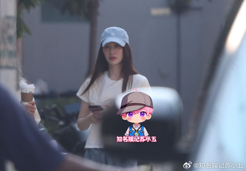 李小冉官宣离婚状态宛如少女李小冉状态真不错啊。李小冉官宣离婚当天，她头戴棒球帽，