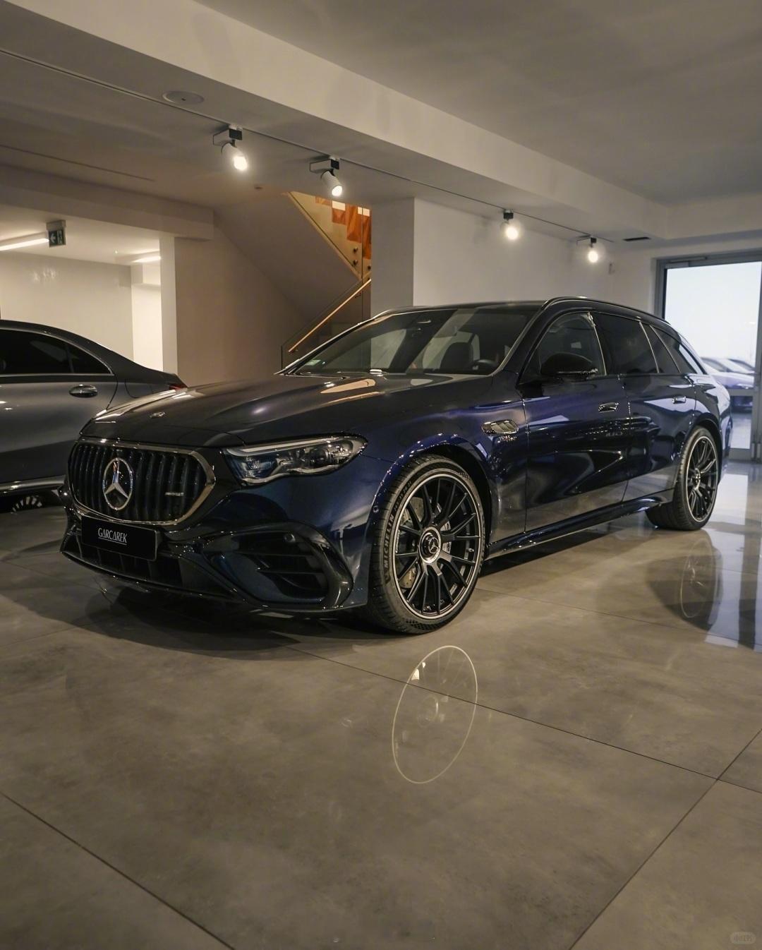 漂亮有什么用？国内又买不到～[摊手][摊手]AMG E 53 HYBRID 4M