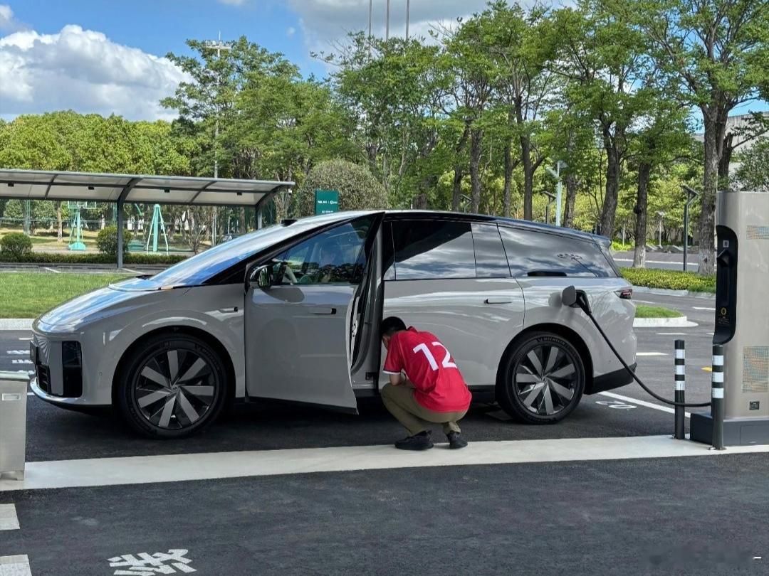 李想在查看标准胎压？李想开i8现身常州 ​​​