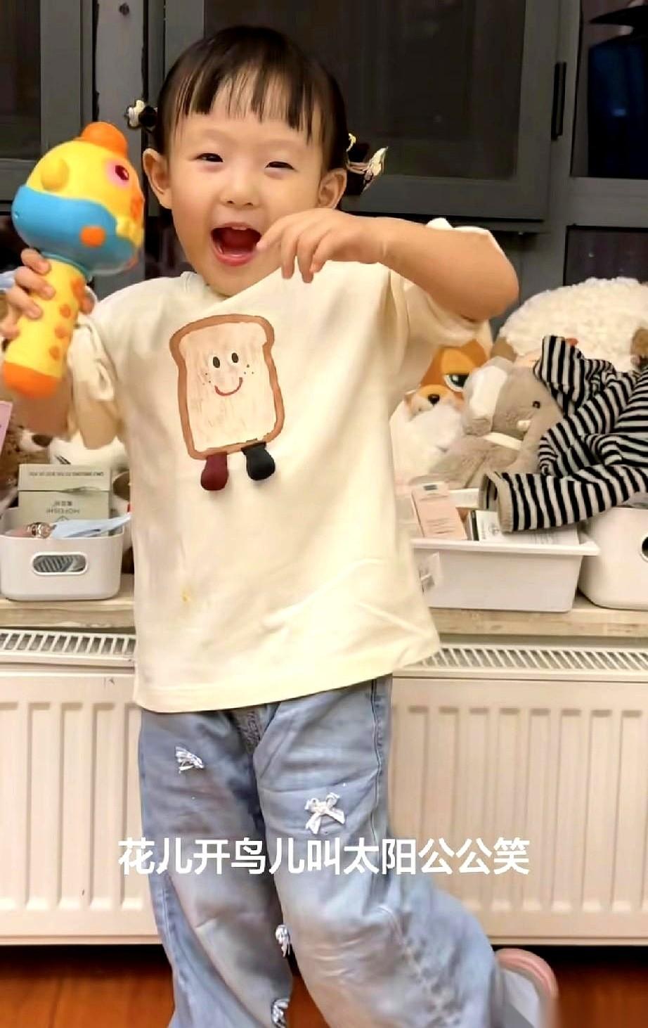 有些歌，小孩唱出来是天真烂漫，大人听着，咂摸出的全是人情世故。
就那个小女孩，闪