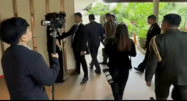 被采访的勇气都没有，不敢走正门，只能偷偷摸摸从厨房后门溜走，还敢挑衅？做贼心虚！