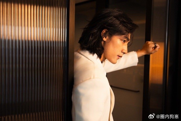 此沙像老实人豁出去了 从不知所措到勇敢比心，每个动作都透着真诚与羞涩，这波操作直
