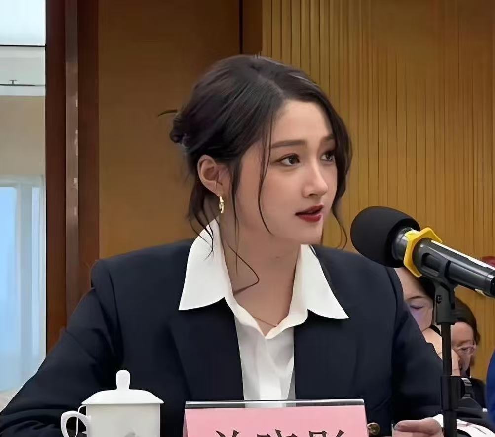 关晓彤的体制内打扮和宋佳一比，差距还是挺明显的 