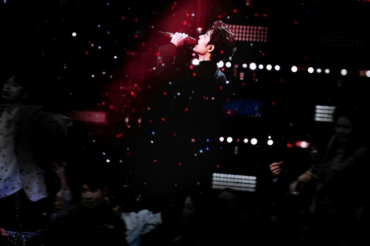 他只需要一个目光，粉丝就给了他一片红海。

肖战《向前》里那句“只要一个目光在等