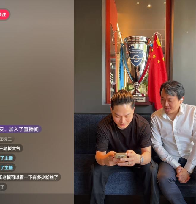 招待足球小将的罗马中餐馆老板娘直播了！她说奖杯会在7月份运回国内，经过董路同意，