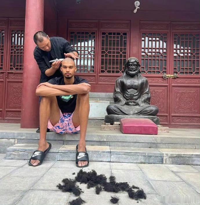 少林寺师傅恭喜文班闯进总决赛延安师傅发文：“恭喜马刺，祝贺文班！制心一处，无事不